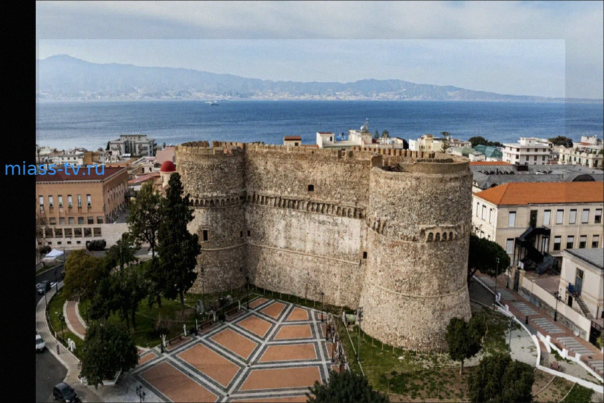 Выставка «Condominio Mediterraneo» в Арагонском замке Реджо-ди-Калабрия: Встреча художников и студентов